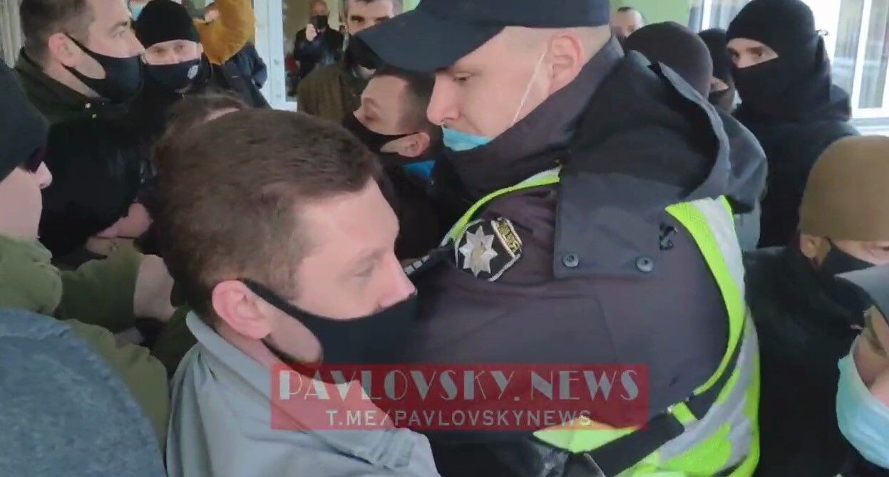 Попытка задержания человека, выбившего стекло.