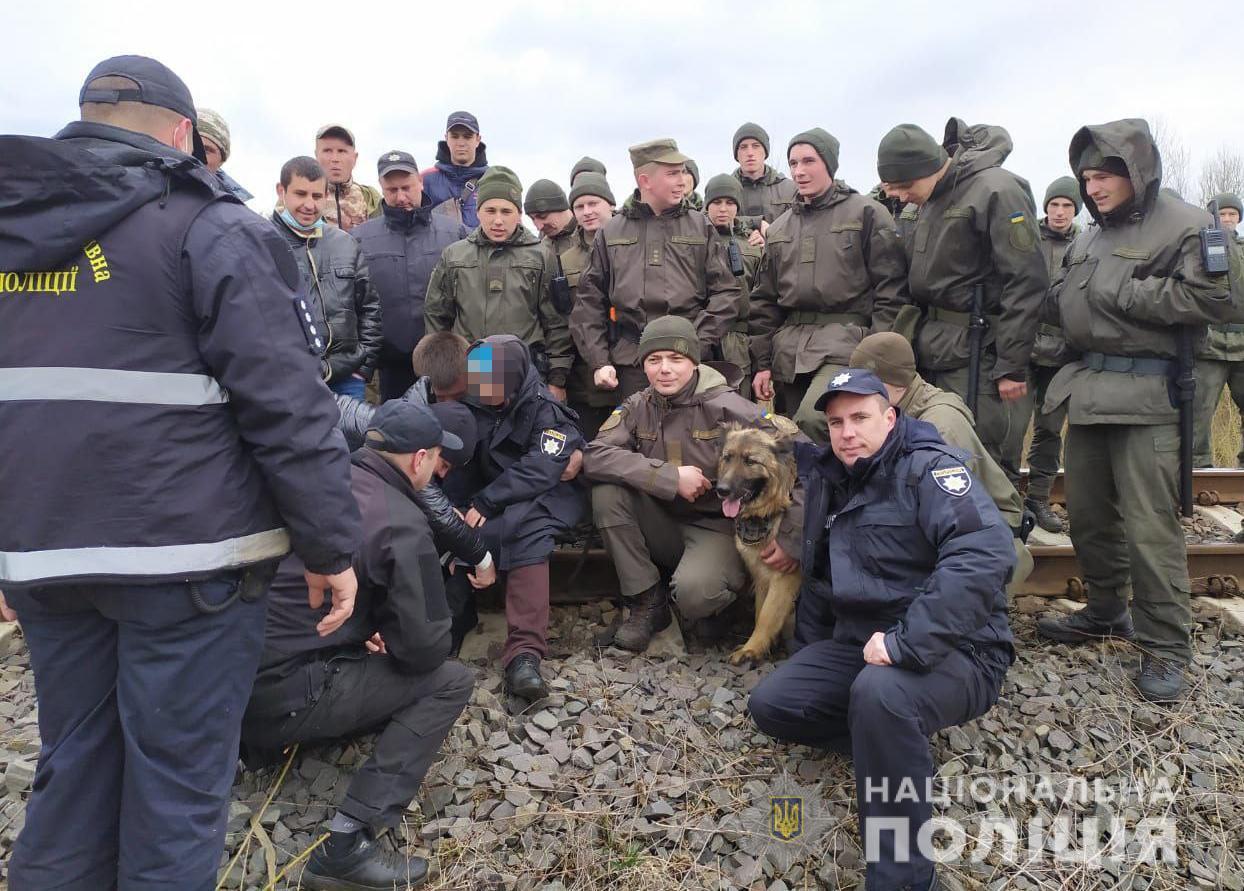 Поисковой отряд со спасенным ребенком