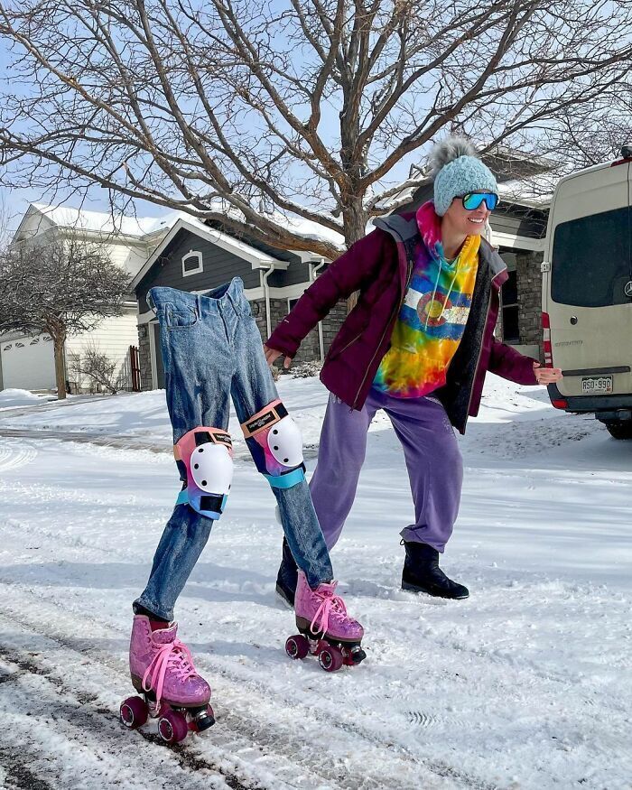 Діти одягли ролики на заморожені джинси