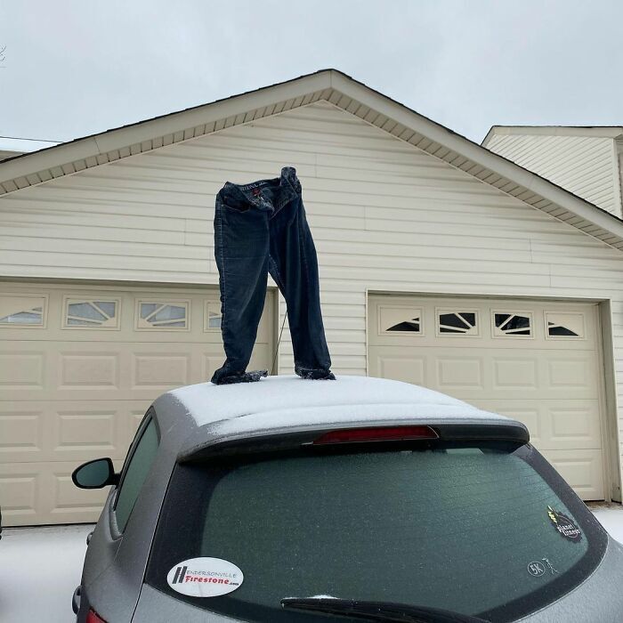 Замороженные штаны оказались на крыше авто