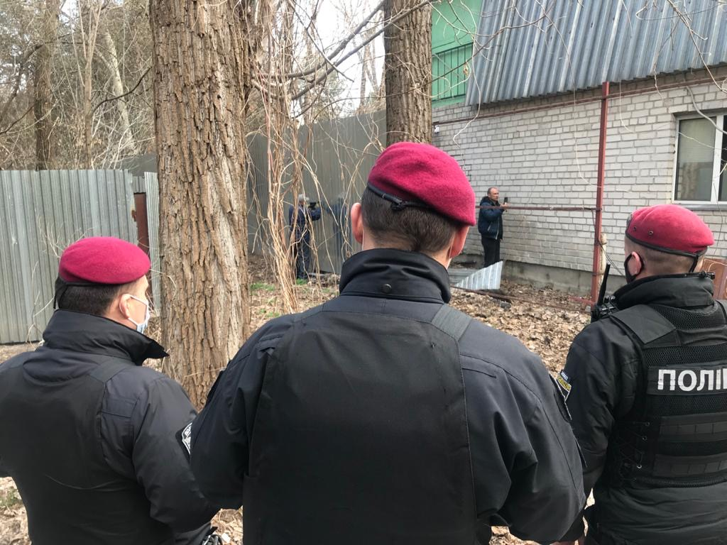 Полиция провела осмотр участка на Трухановом острове в Киеве