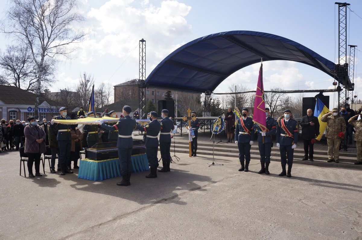 На Харківщині попрощалися з убитим на Донбасі воїном. Фото