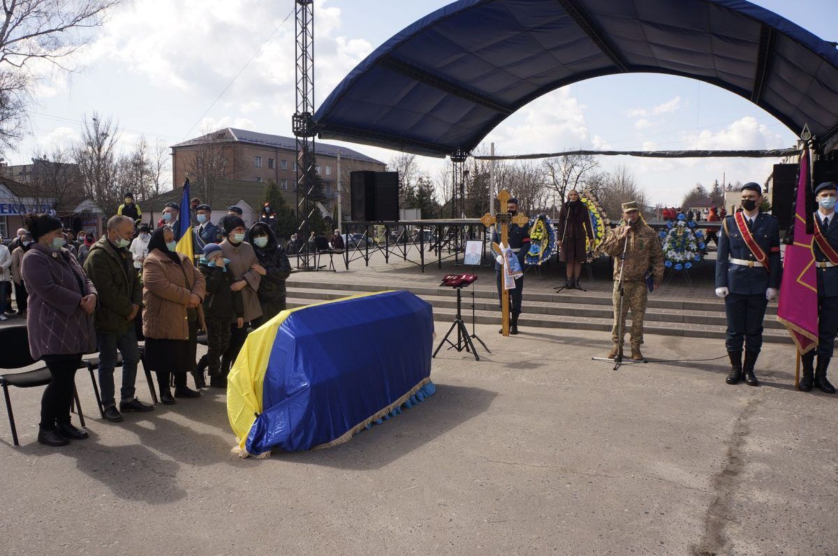 На Харьковщине простились с убитым на Донбассе воином. Фото