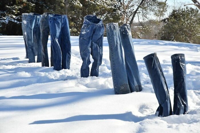 Мороз создал каменные джинсовые фигуры