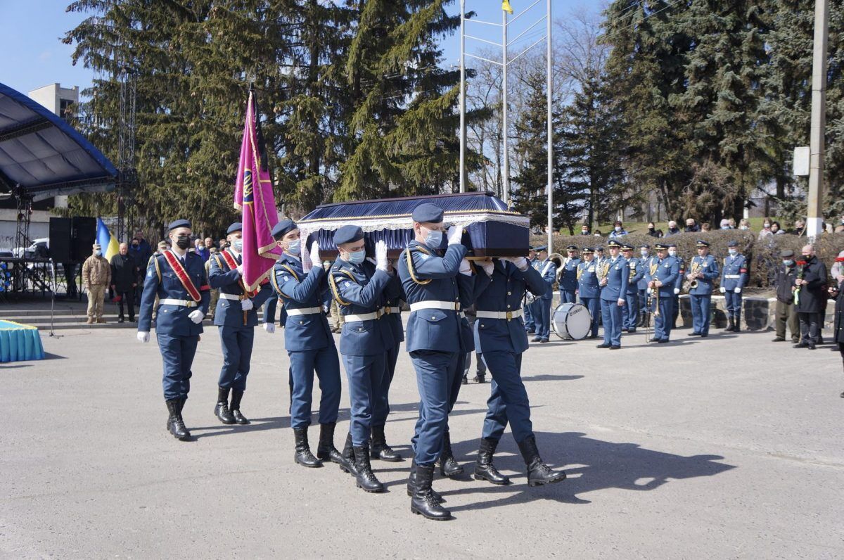 На Харьковщине простились с убитым на Донбассе воином. Фото