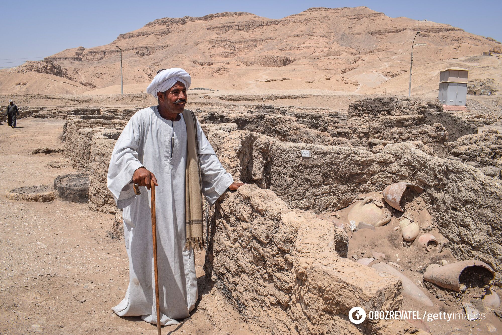 Головний робітник команди розкопок Алі Фарук стоїть поряд із руїнами загубленого міста