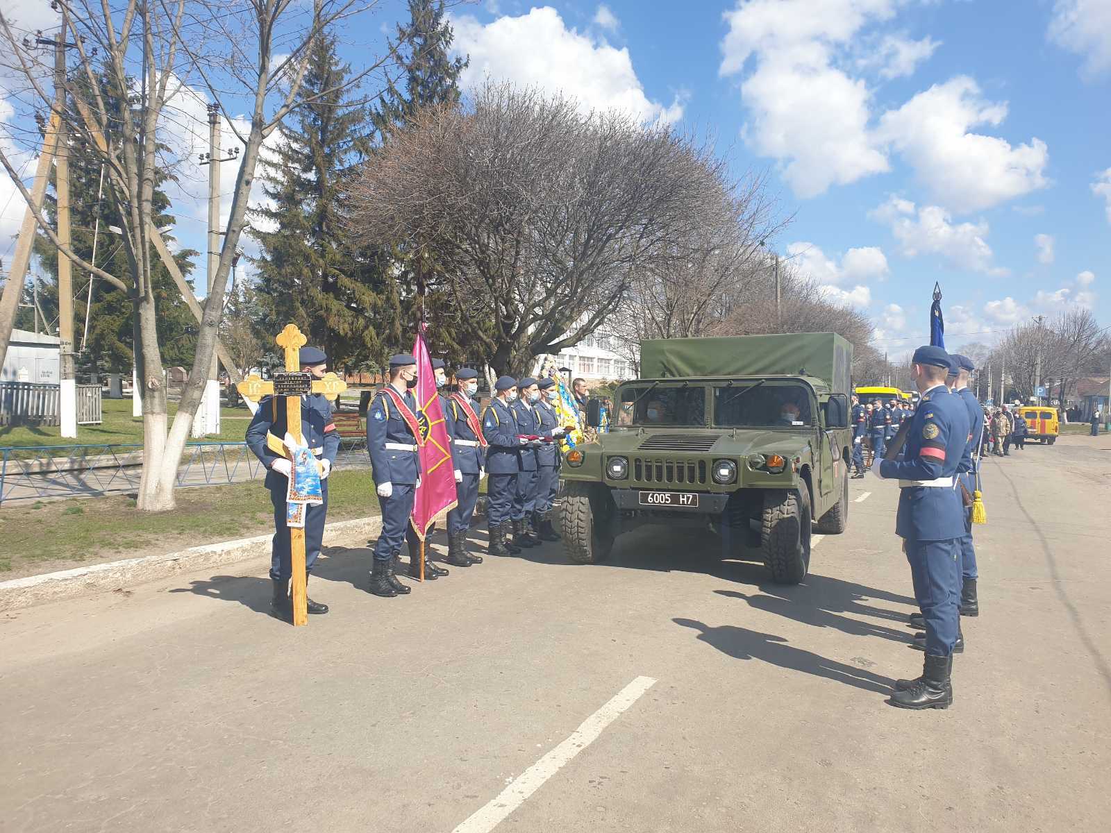 На Харьковщине простились с убитым на Донбассе воином. Фото