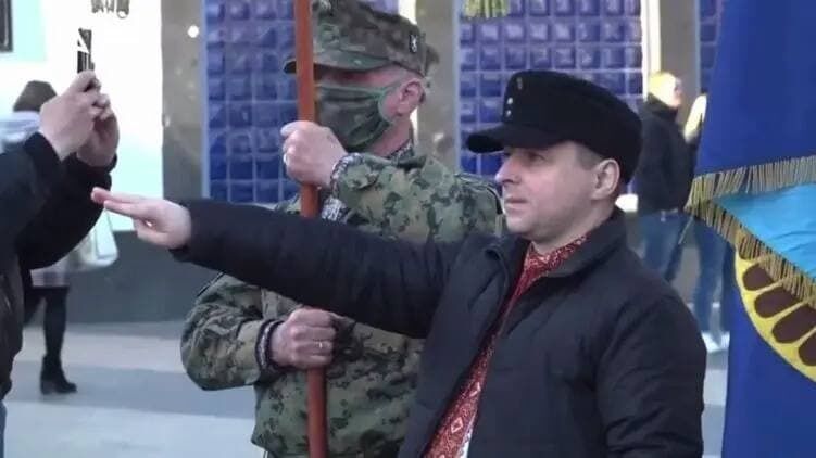 Запрещенное нацистское приветствие во время шествия в Киеве.