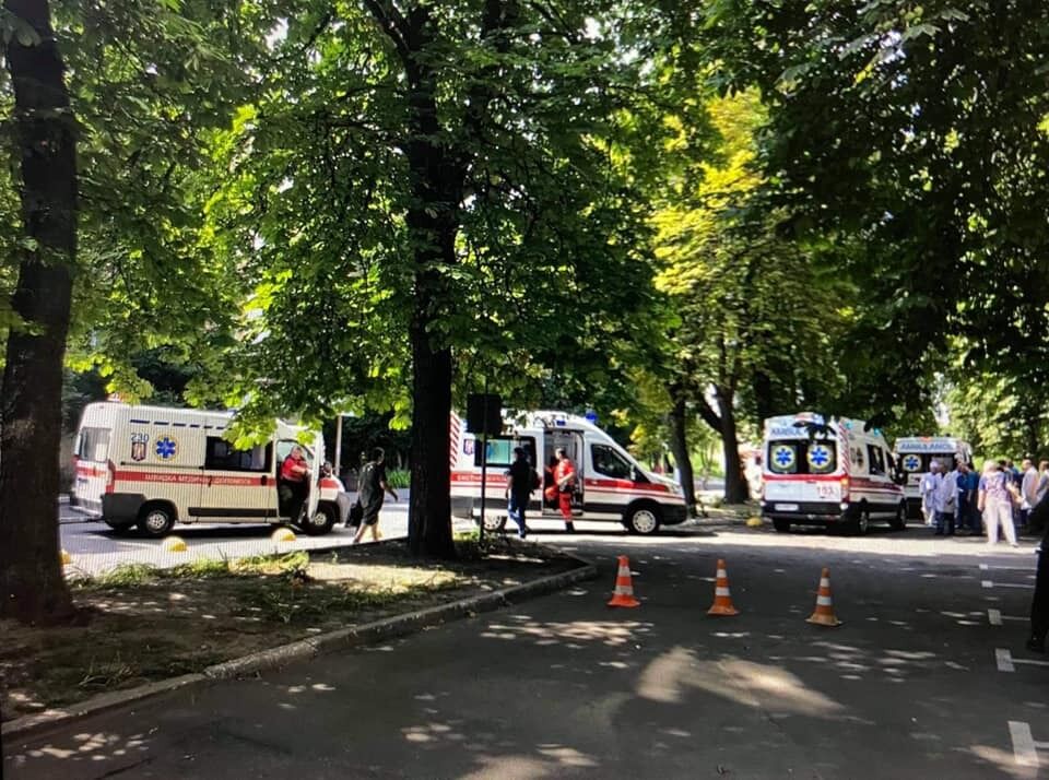 В Киевский госпиталь прибыл борт с тяжелоранеными: героям Донбасса нужна помощь