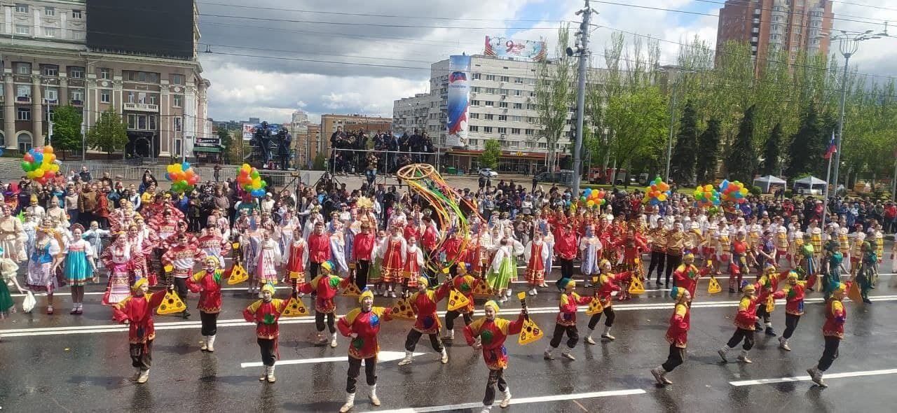 Дітей на парадах у "Л/ДНР" одягли в російські костюми