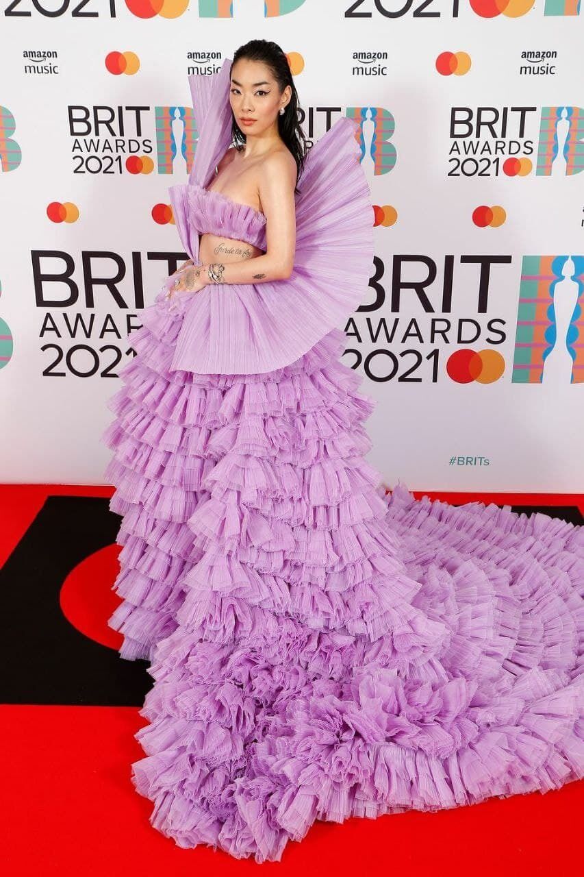 Знаменитости посетили премию Brit Awards 2021