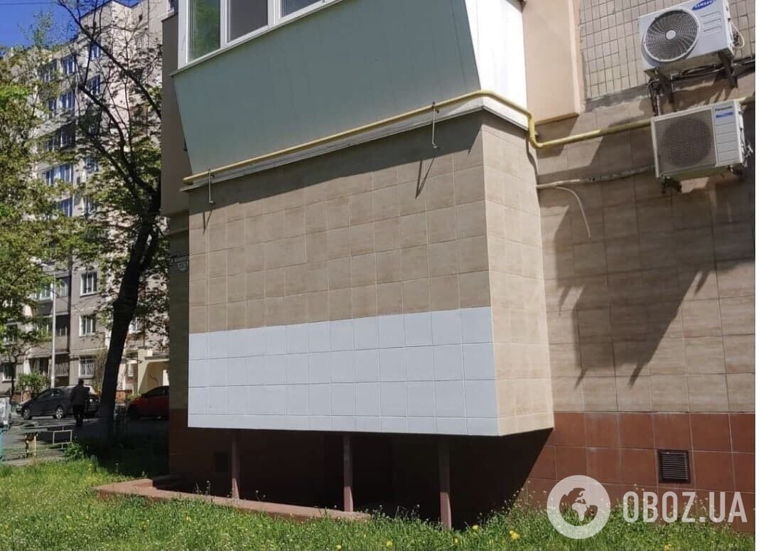 В Киеве люди замуровали свой "царь-балкон" и обложили его плиткой