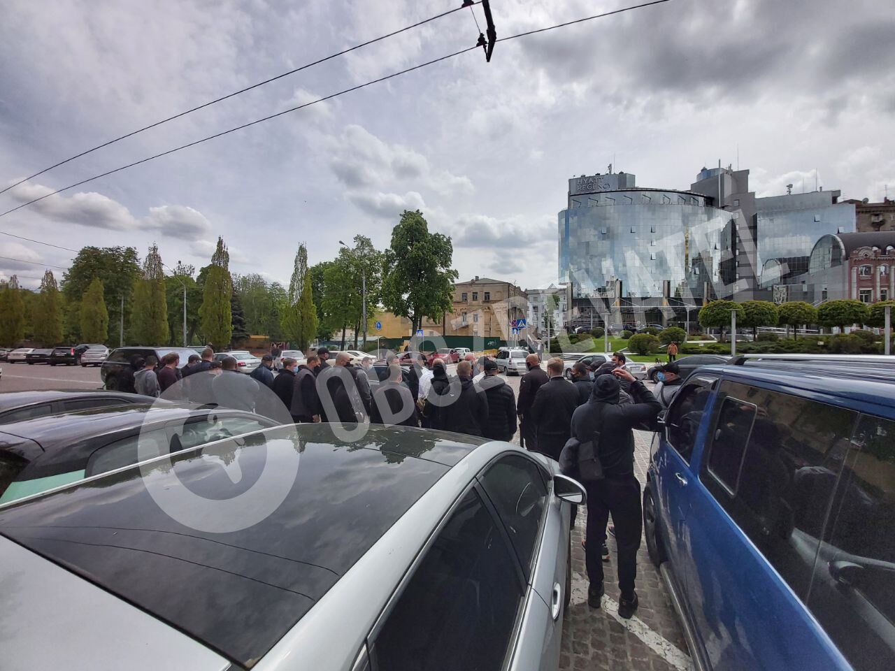 Невідомі в масках перед будівлею суду