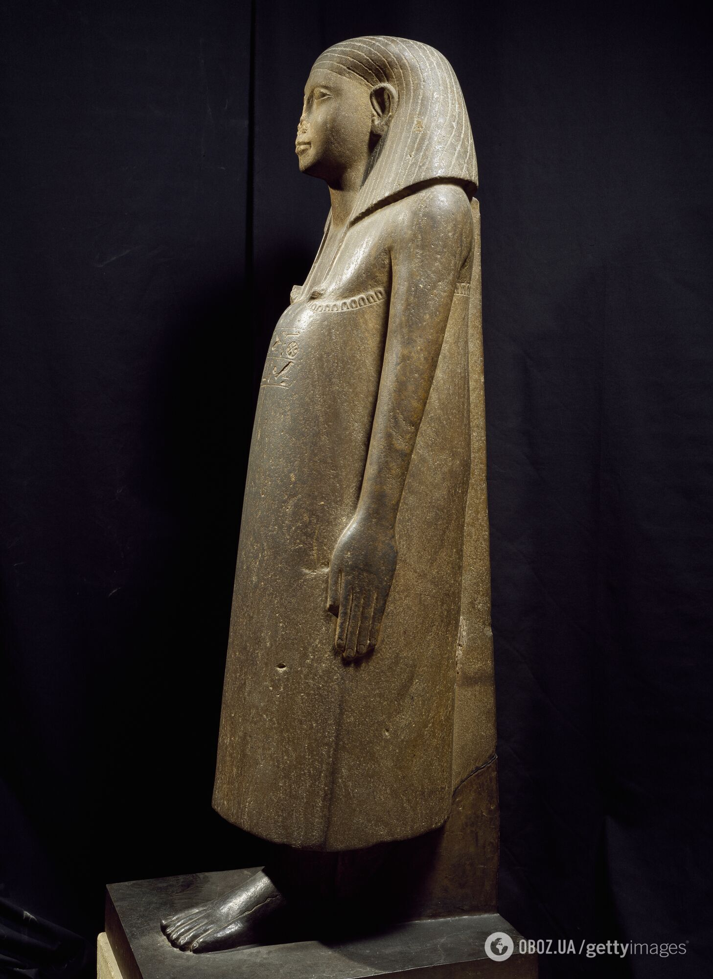 Египетская статуя с отбитым носом в Лувре