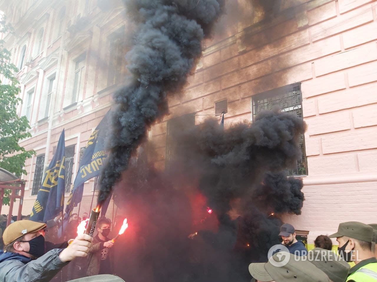 Активисты Нацкорпуса зажгли файеры у здания суда.