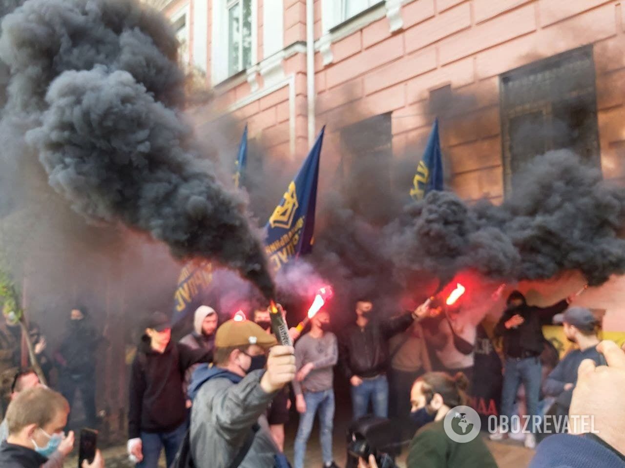 Активісти Нацкорпусу запалили фаєри біля будівлі суду.