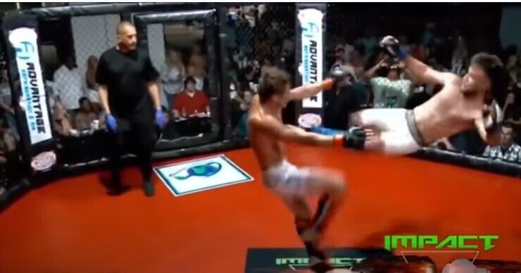 Боєць MMA переміг неймовірною "вертушкою з 90-х" на 4-й секунді бою. Відео