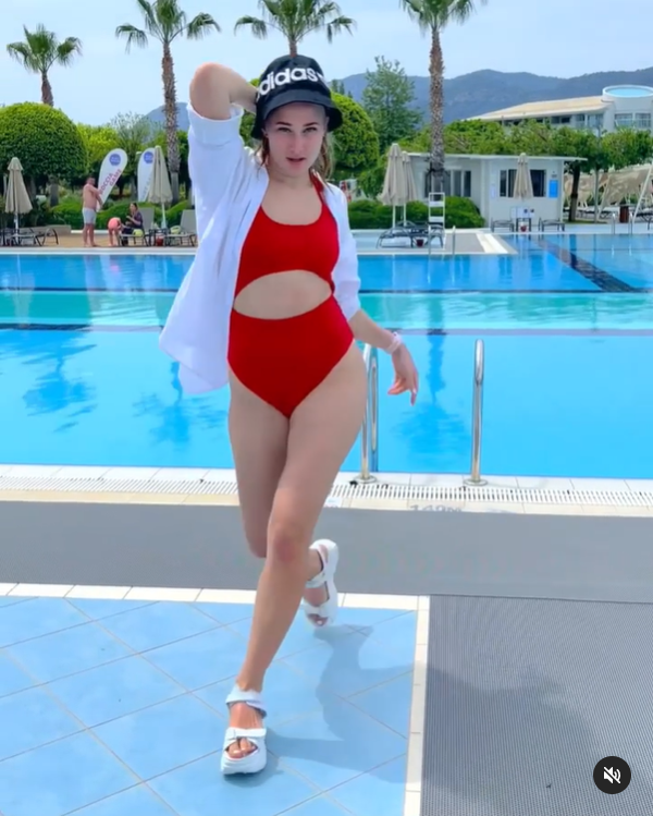 Екатерина Никитина в откровенном купальнике