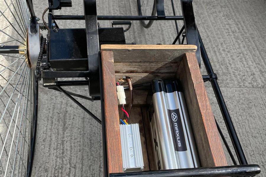 Аккумулятор реплики расположен в деревянной коробке