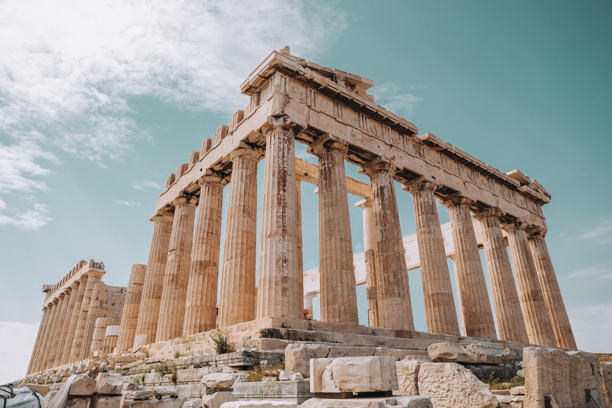 Стародавні споруди, вік яких може перевищувати 2000 років, перебувають під особливою охороною в Греції.