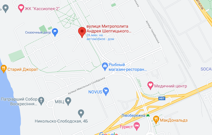 Дев'ятиповерхівка з петриківським розписом розташована недалеко від метро "Лівобережна".