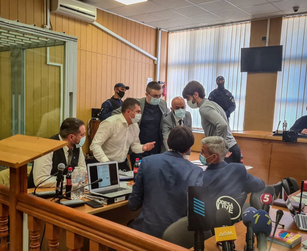 Одесский апелляционный суд отказался изменить меру пресечения Стерненко и Демчуку.