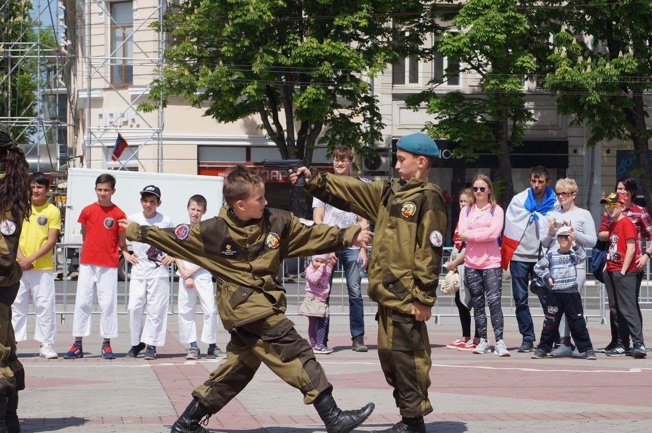 Дітей вчать битися за допомогою таких небезпечних предметів