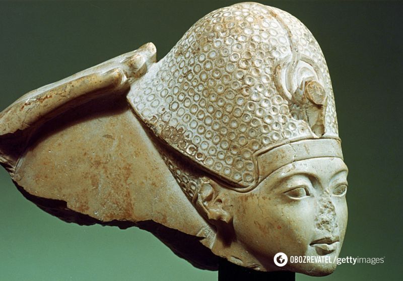 Фараон Тутанхамон в блакитній короні (XIV століття до н.е.)