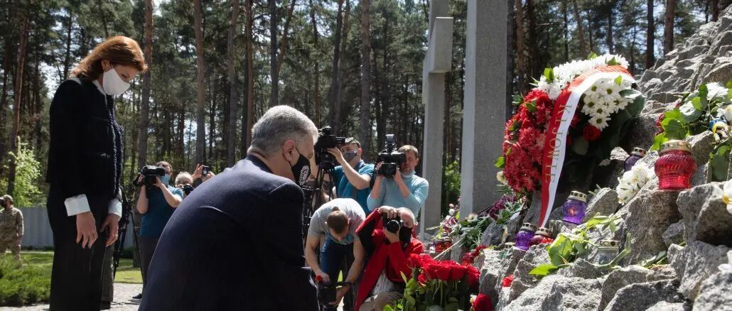 Петр и Марина Порошенко почтили память жертв политических репрессий