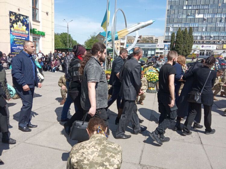 В Україні попрощалися із вбитим на Донбасі воїном і снайперкою-розвідницею. Фото