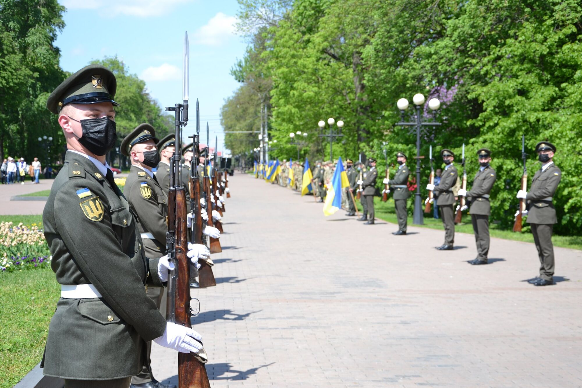 Проводжаючи побратима в останню путь, сотні військових вишикувалися в коридор