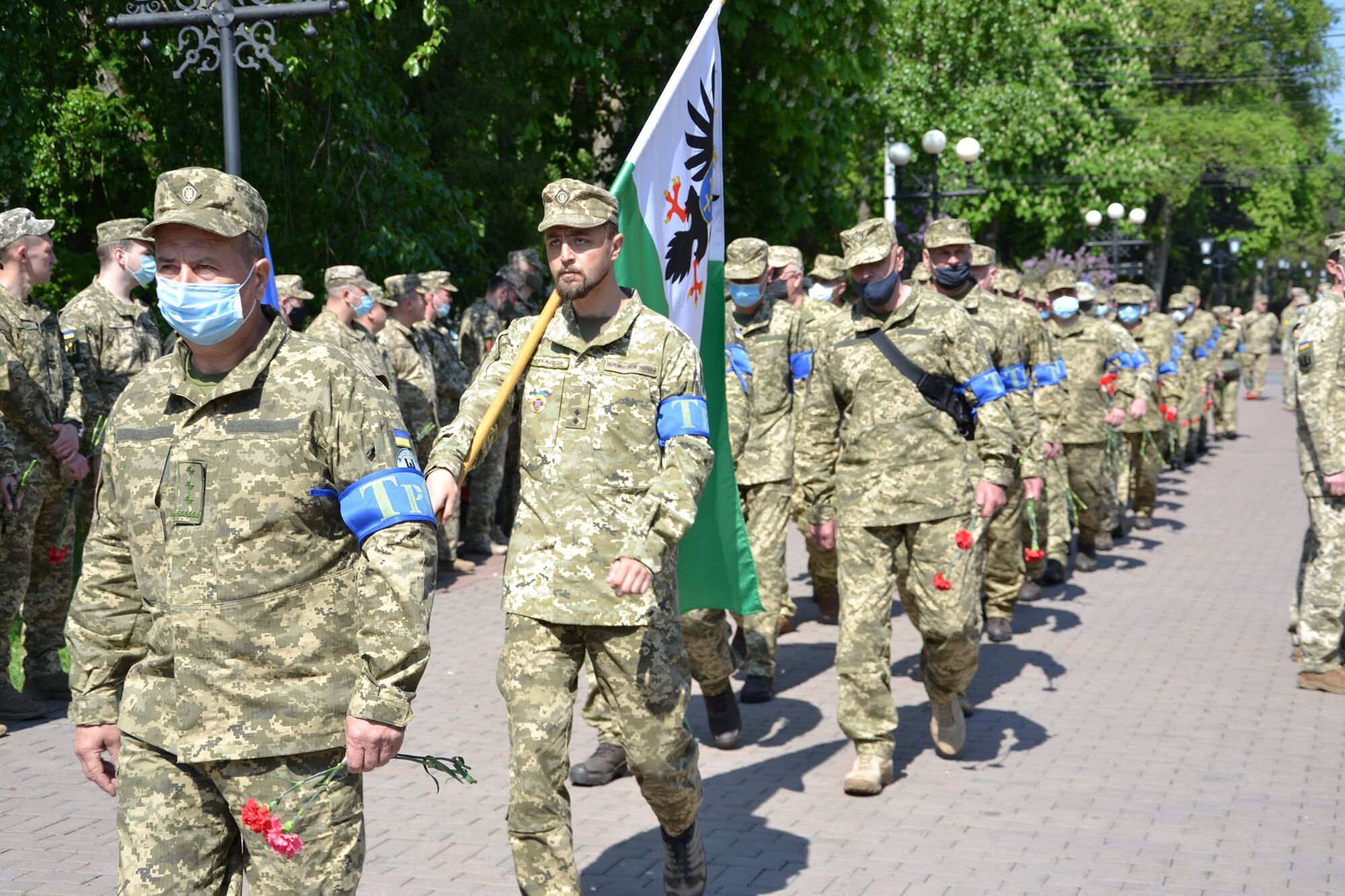 В Україні попрощалися із вбитим на Донбасі воїном і снайперкою-розвідницею. Фото