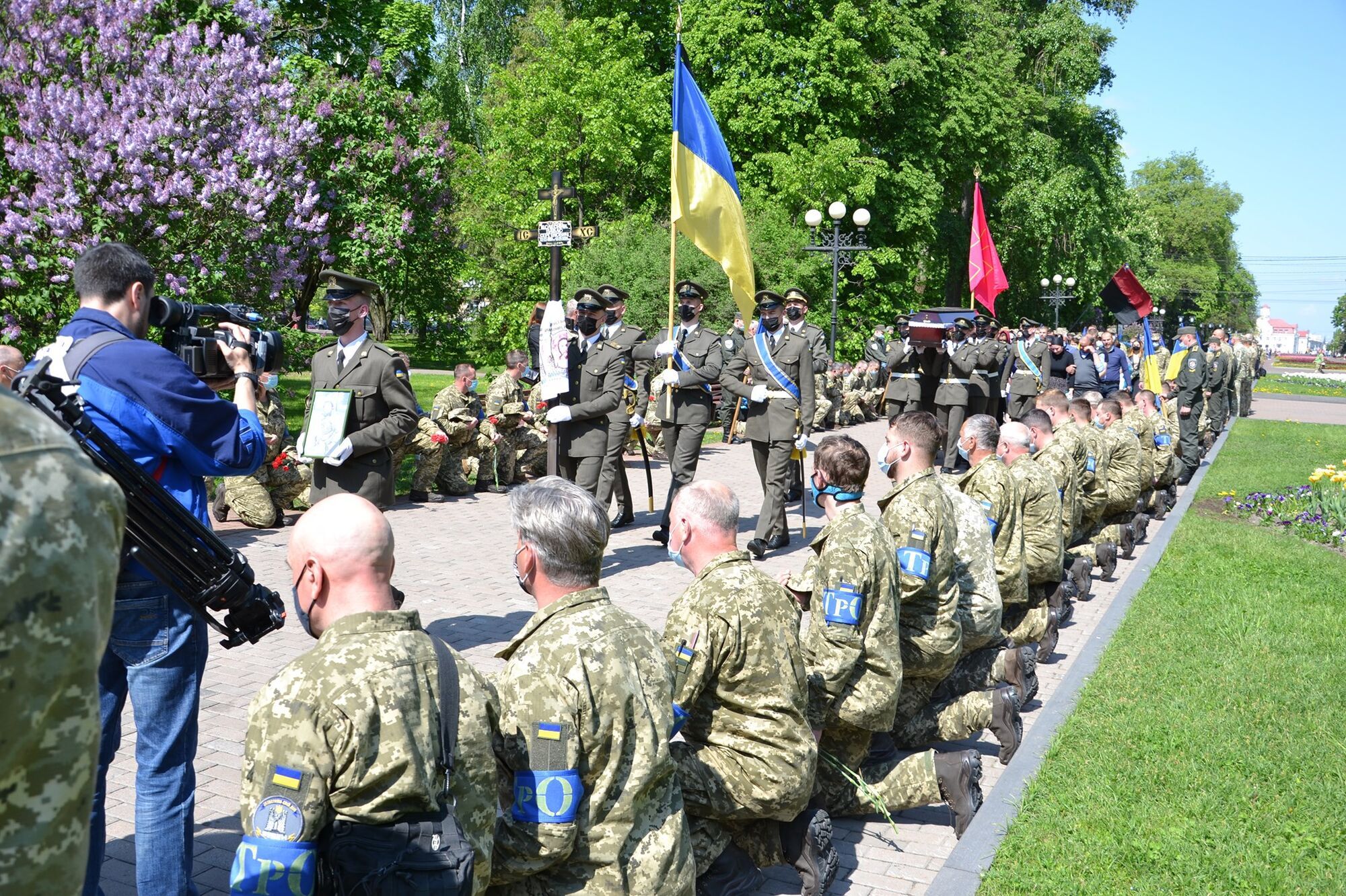 В Україні попрощалися із вбитим на Донбасі воїном і снайперкою-розвідницею. Фото