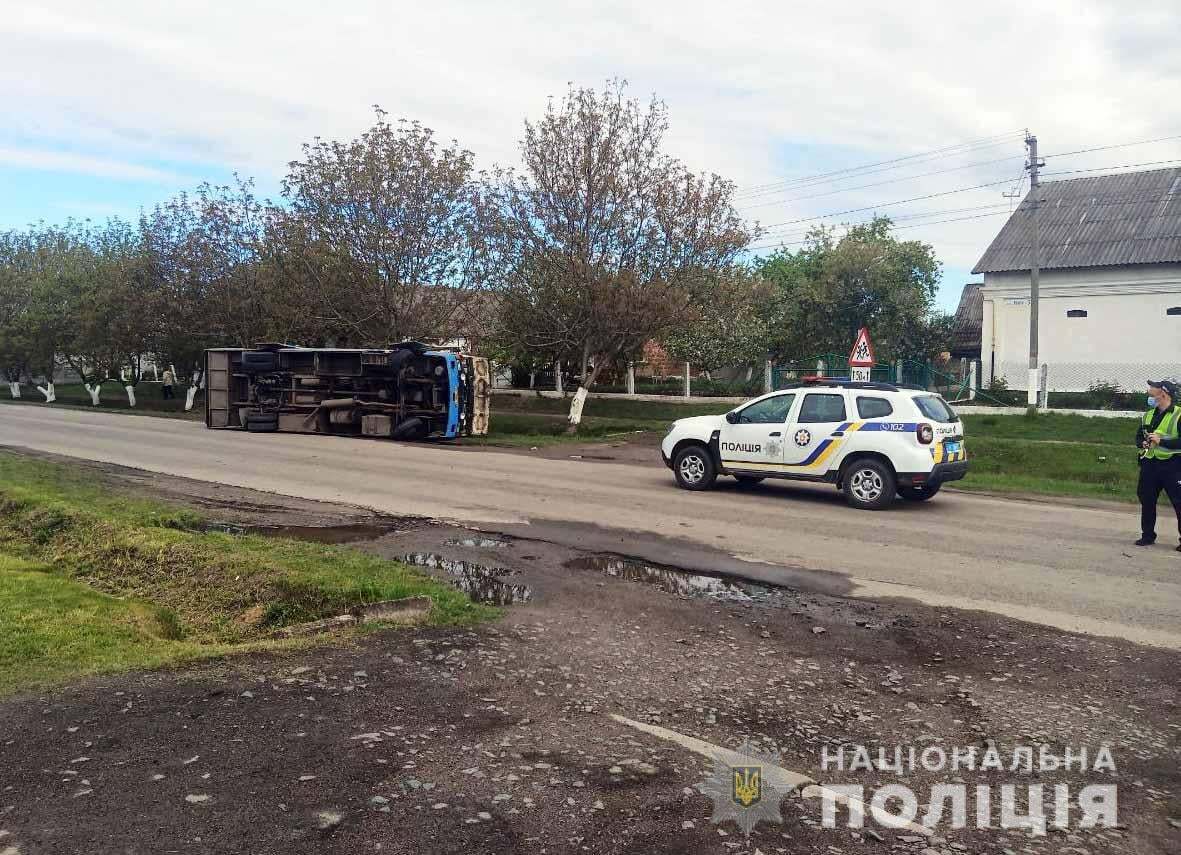 На Ривненщине перевернулся автобус с пассажирами, есть раненые. Фото