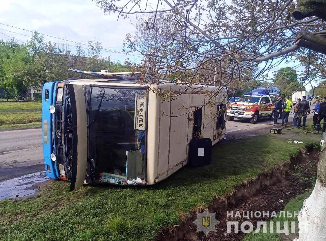 На Рівненщині перекинувся автобус із пасажирами, є поранені. Фото