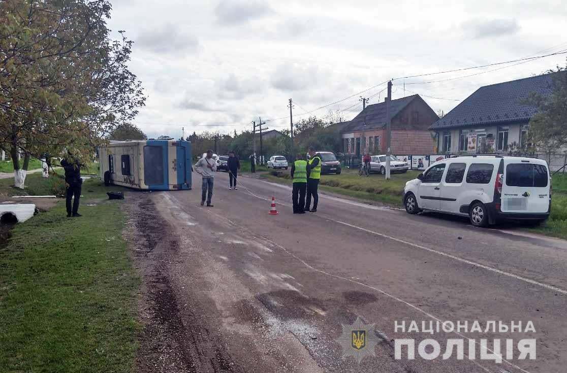 На Рівненщині перекинувся автобус із пасажирами, є поранені. Фото