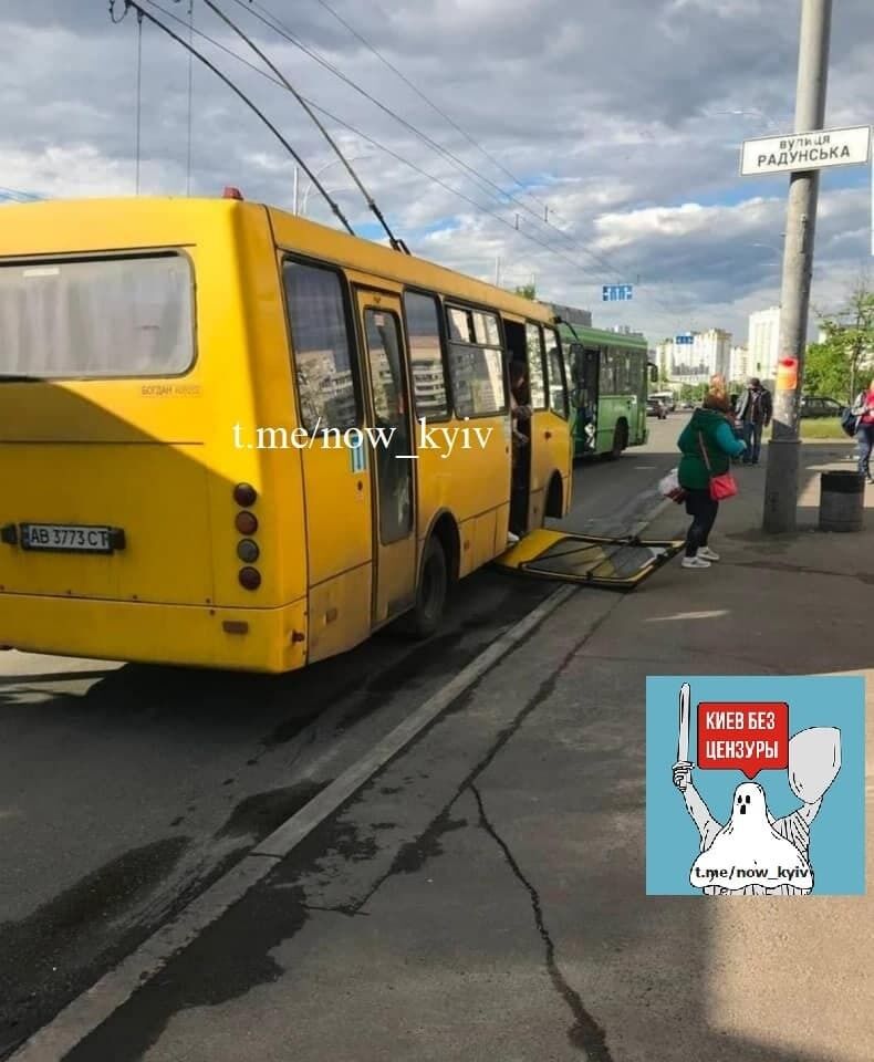 В Киеве у маршрутного автобуса отвалиись двери