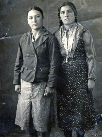 Аліме Ільясова (праворуч) з подругою, ім'я якої невідоме. Початок 1940-х років