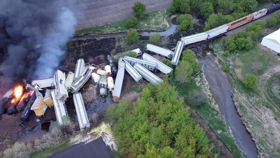 В США сошел с рельсов и загорелся поезд с химикатами: эвакуировали десятки человек. Фото