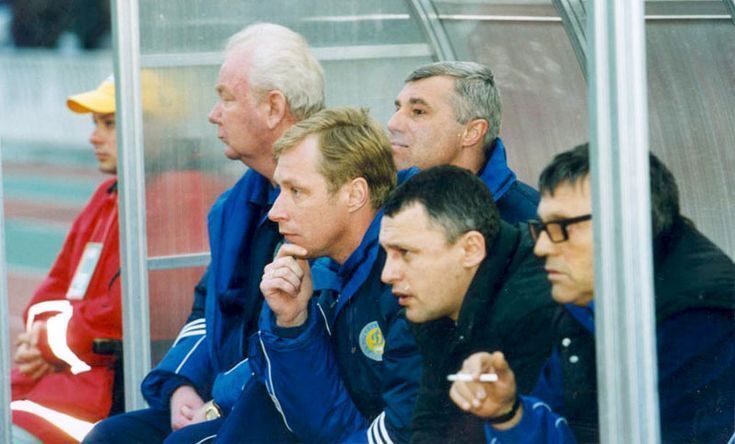 Чубаров (крайній праворуч) на тренерській лаві "Динамо".