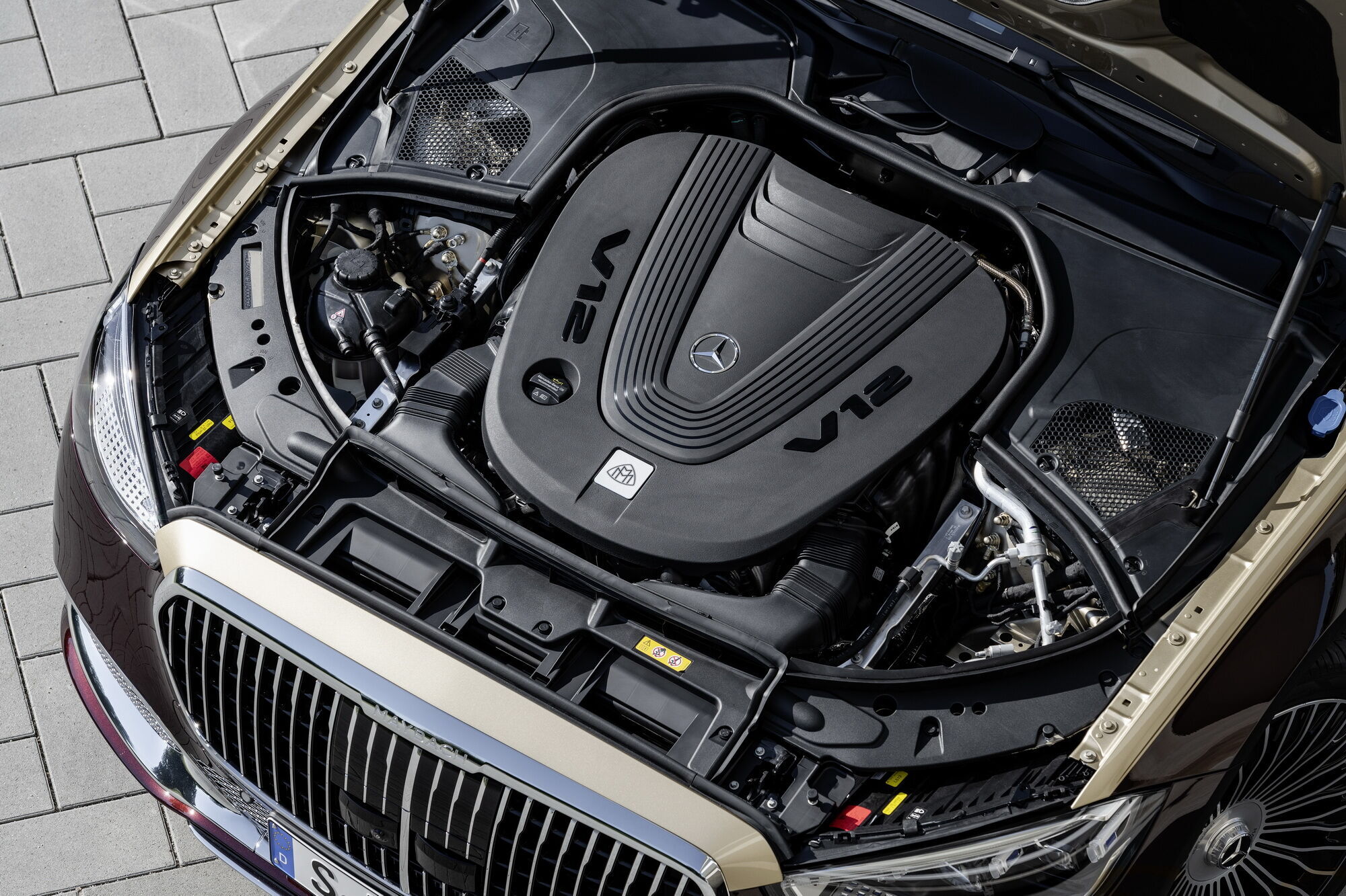 V12 имеет отдачу 612 л.с. (450 кВт) и 900 Нм