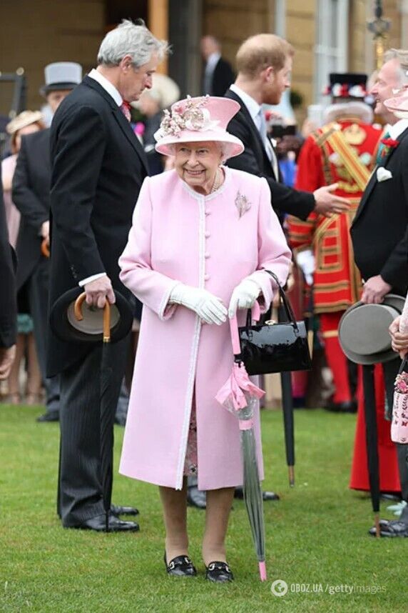 Єлизавета II з брендовою парасолькою.