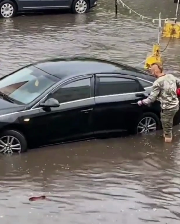 Водіям довелося добиратися до своїх авто по "річках".