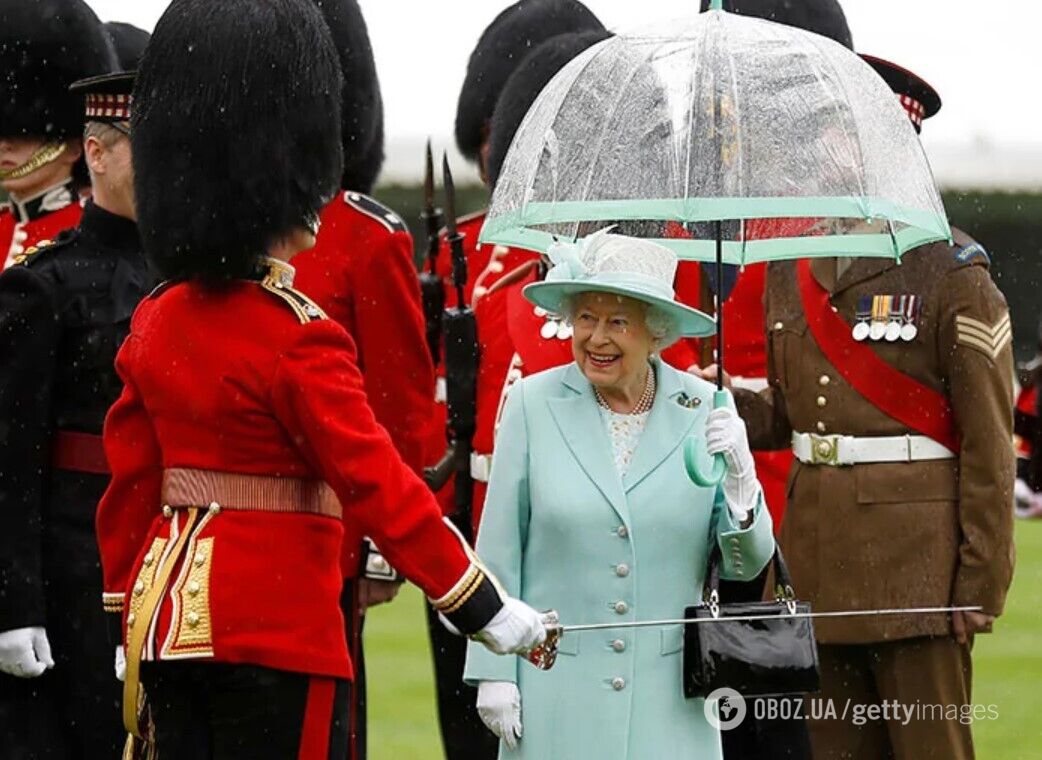 Елизавета II к каждому наряду подбирает зонт.