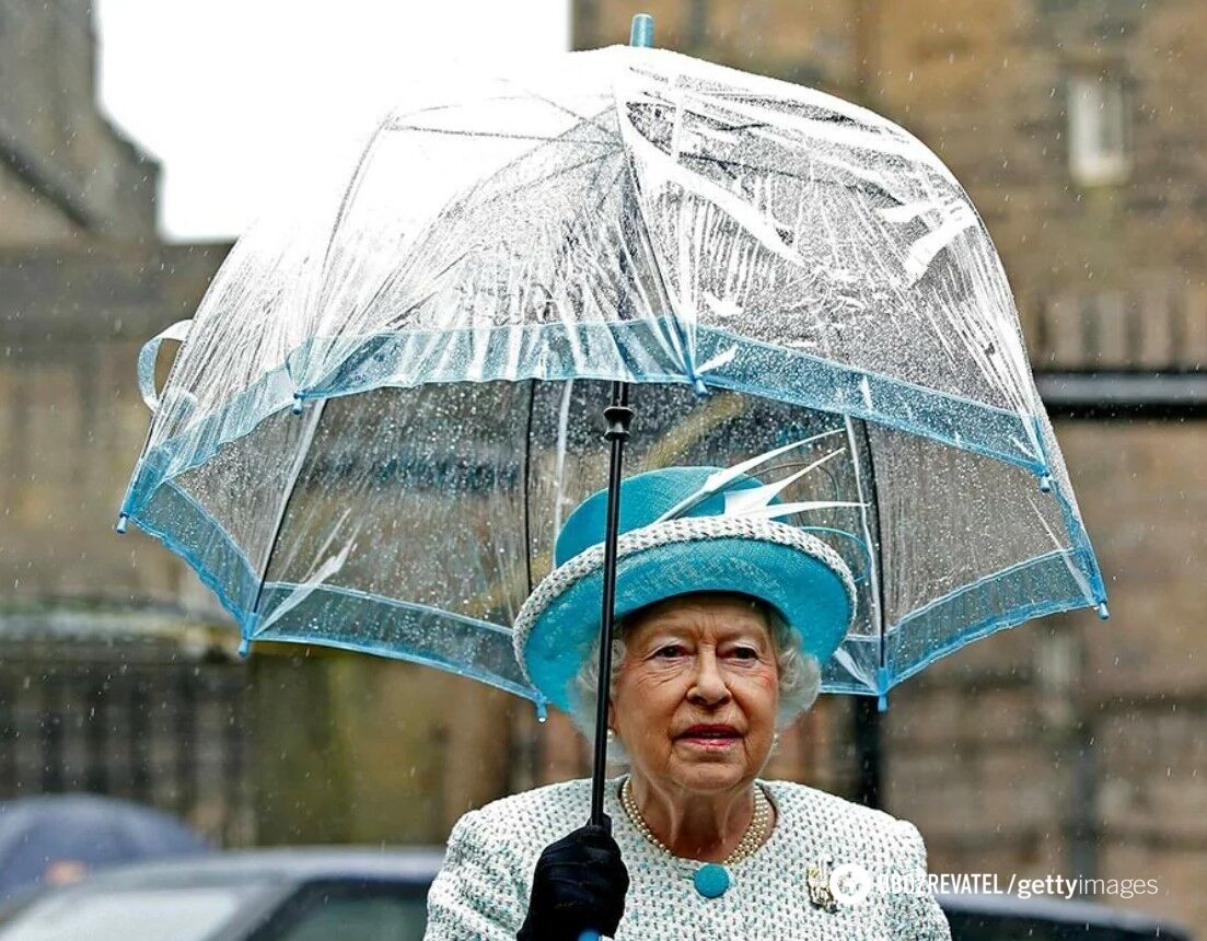 Єлизавета II носить парасольку відповідно до вбрання