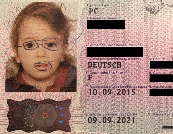 Дівчинка домалювала сестрі окуляри в паспорті