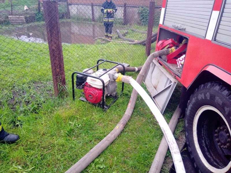 На Львовщине затопило город: под водой оказались дома и улицы. Видео