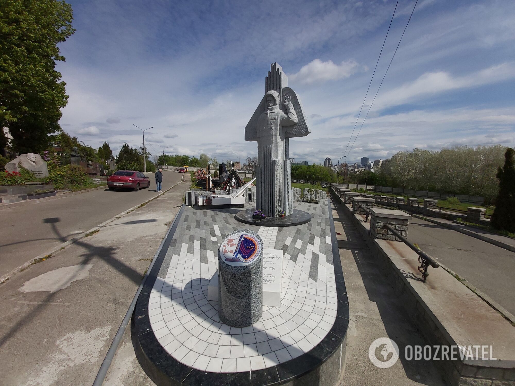 Пам'ятник на могилі українського космонавта Леоніда Каденюка.