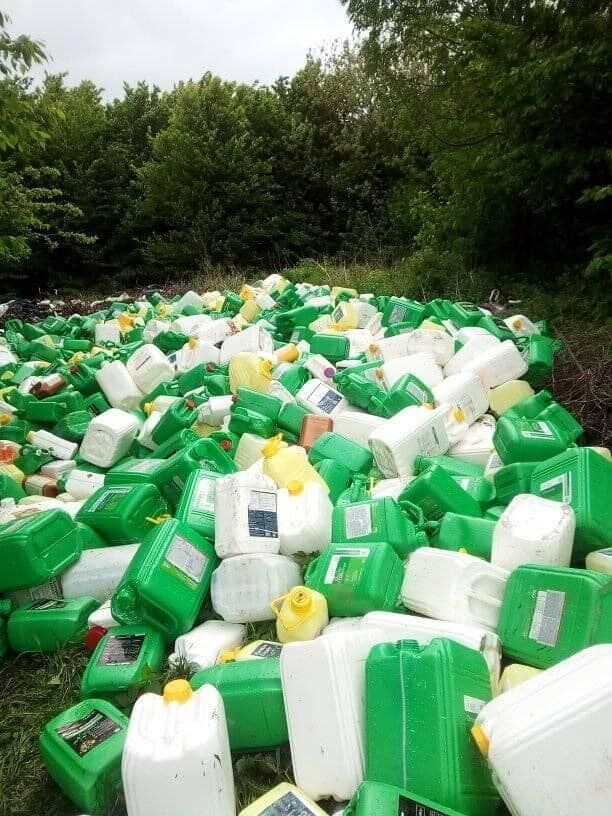 Гору пластиковых канистр выбросили в лесу в Хмельницкой области.