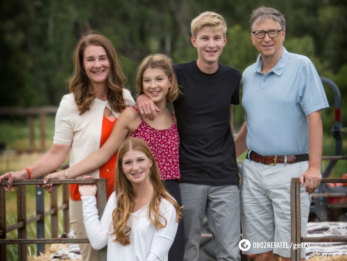 За 27 років в шлюбі в них народилося троє дітей: Дженніфер Катарін Гейтс, Рорі Джон Гейтс і Фібі Адель Гейтс.
